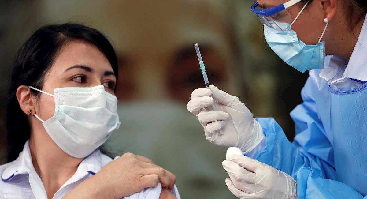 Una intensivista recibe una dosis de la vacuna de Pfizer en la Clínica Colombia de Bogotá. Foto: EFE