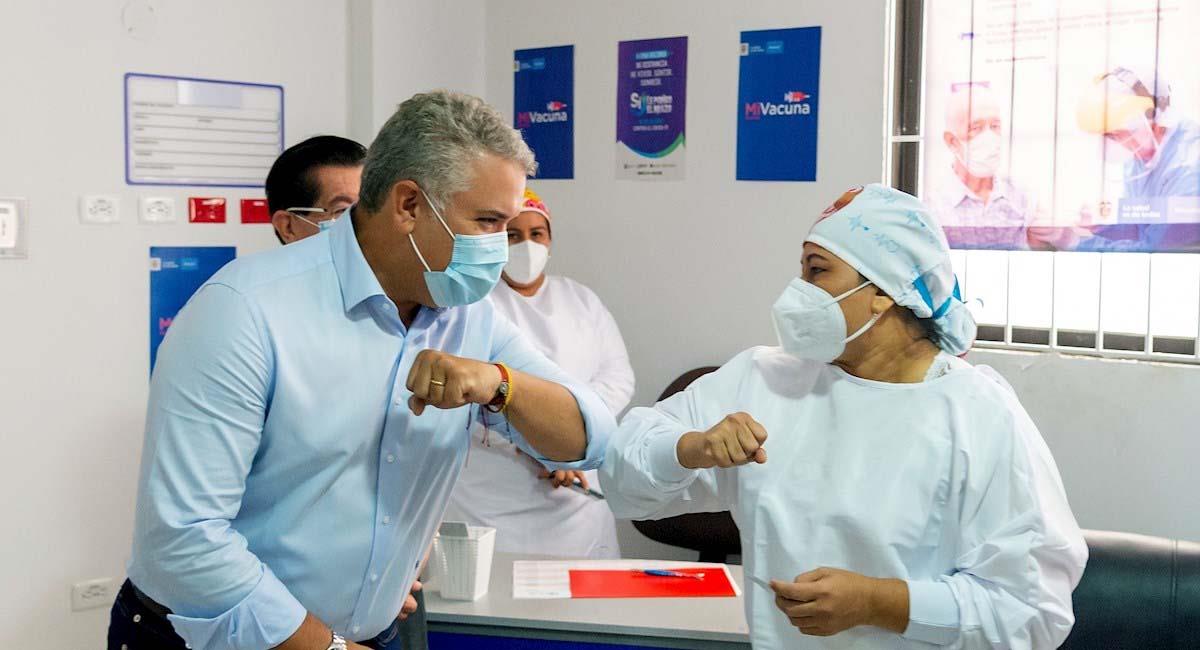 Iván Duque saluda a la primera enfermera vacunada contra la COVID-19 en Colombia. Foto: EFE
