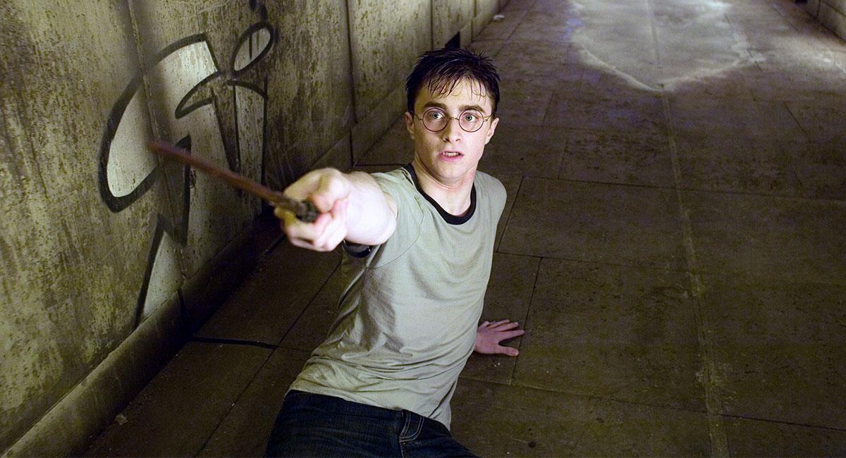 Daniel Radcliffe saltó a la fama por interpretar a Harry Potter en las ocho películas de la saga. Foto: Twitter @HarryPotterFilm