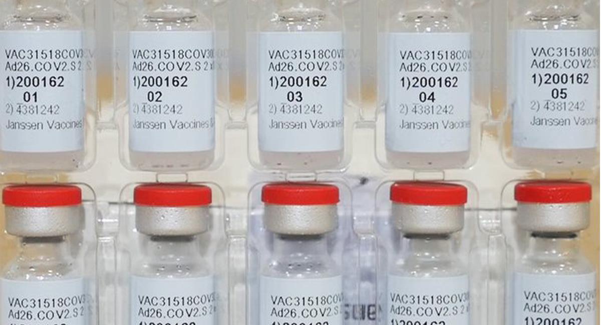 La FDA declaró segura la vacuna de una sola dosis contra la COVID-19 de Johnson & Johnson y se espera que en próximos días autorice su uso. Foto: Twitter @AP_Noticias