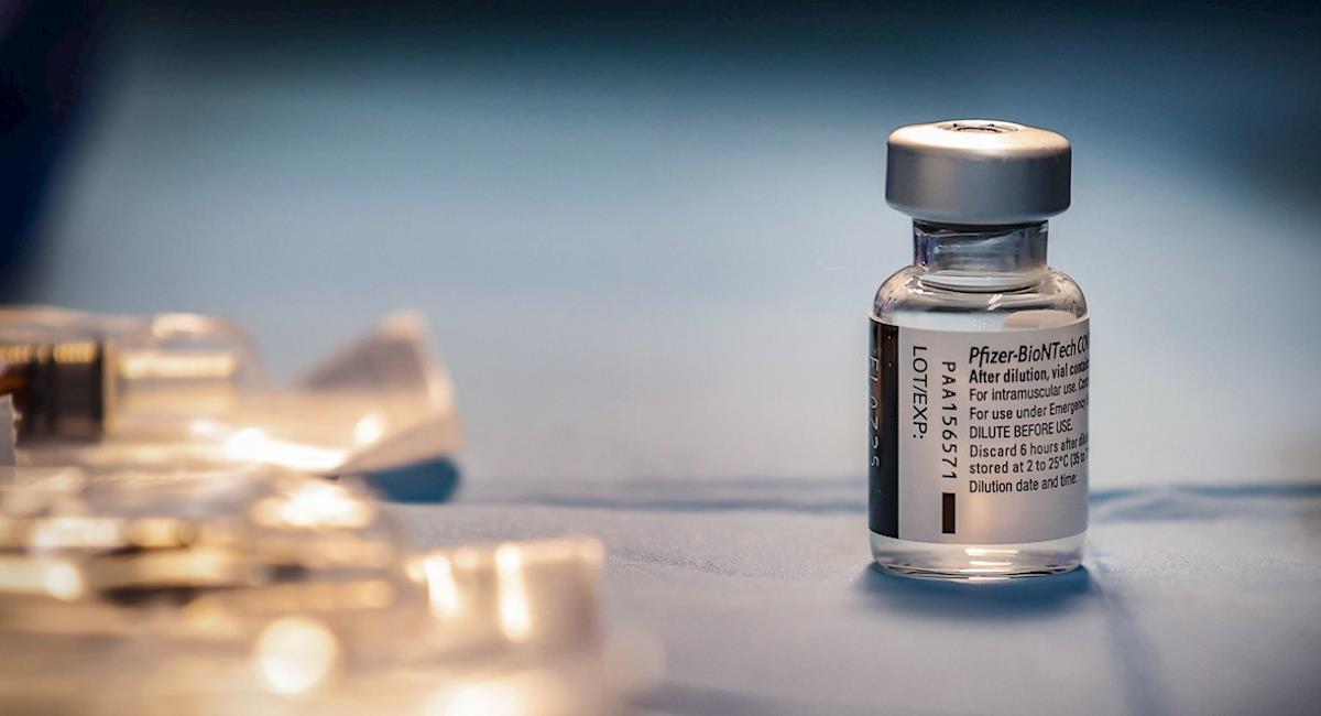 Pfizer busca reforzar su vacuna contra la COVID-19 con una tercera dosis. Foto: EFE