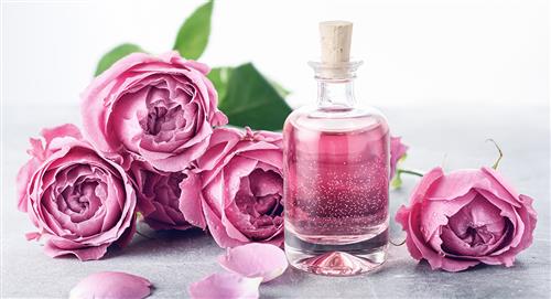 7 beneficios del uso de agua de rosas en la piel