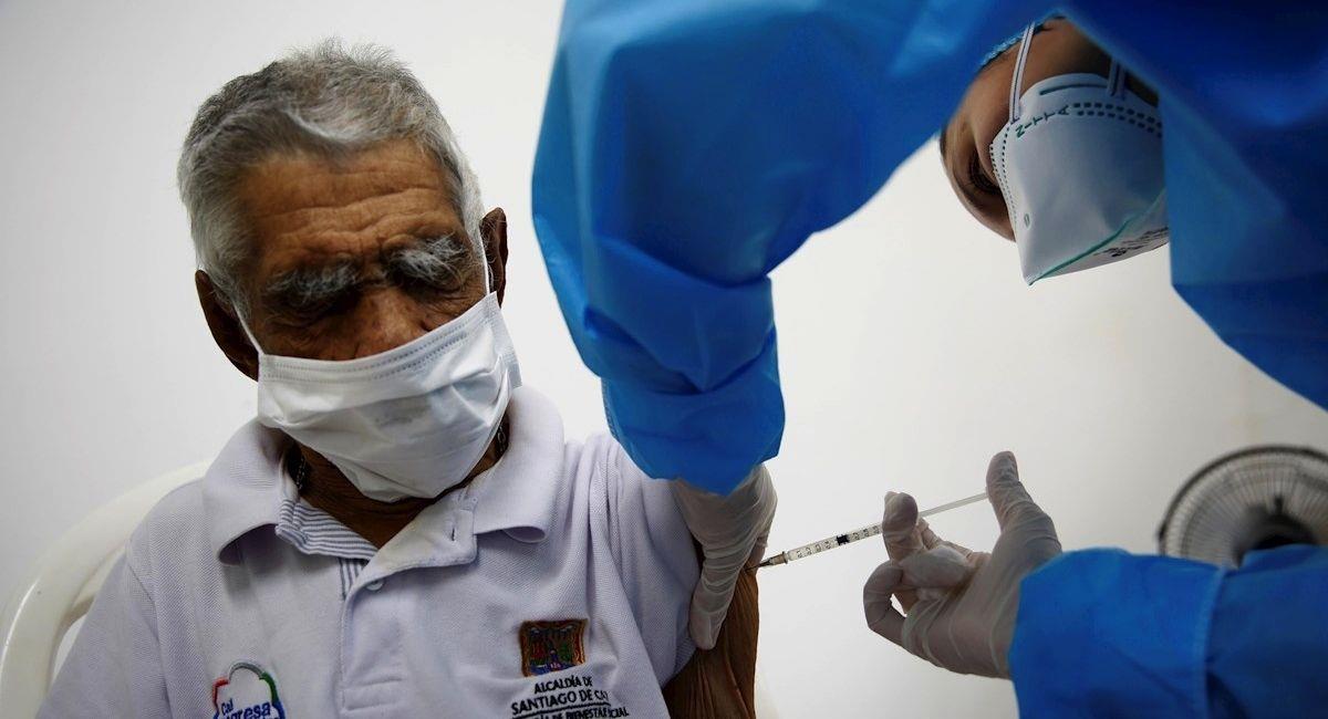 Un adulto mayor recibe una dosis de la vacuna contra la COVID-19 en Cali. Foto: EFE