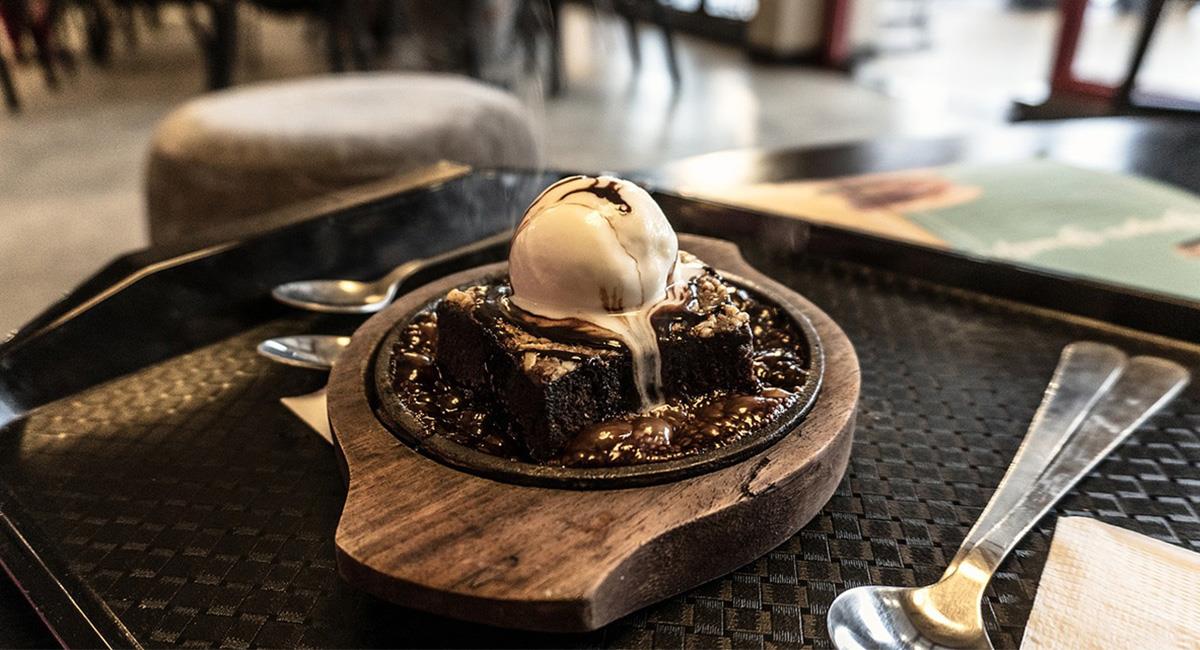 Nadie puede negarse a un brownie con helado, es una delicia. Foto: Pixabay