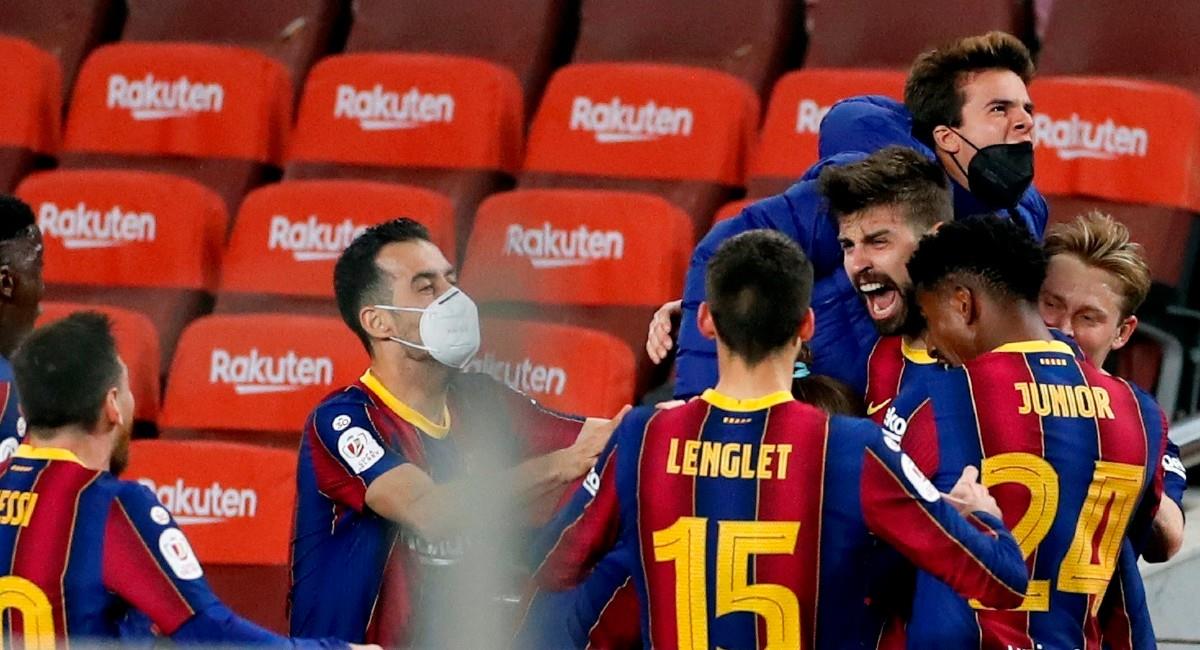 Piqué celebra el gol que igualó la serie ante Sevilla. Foto: EFE