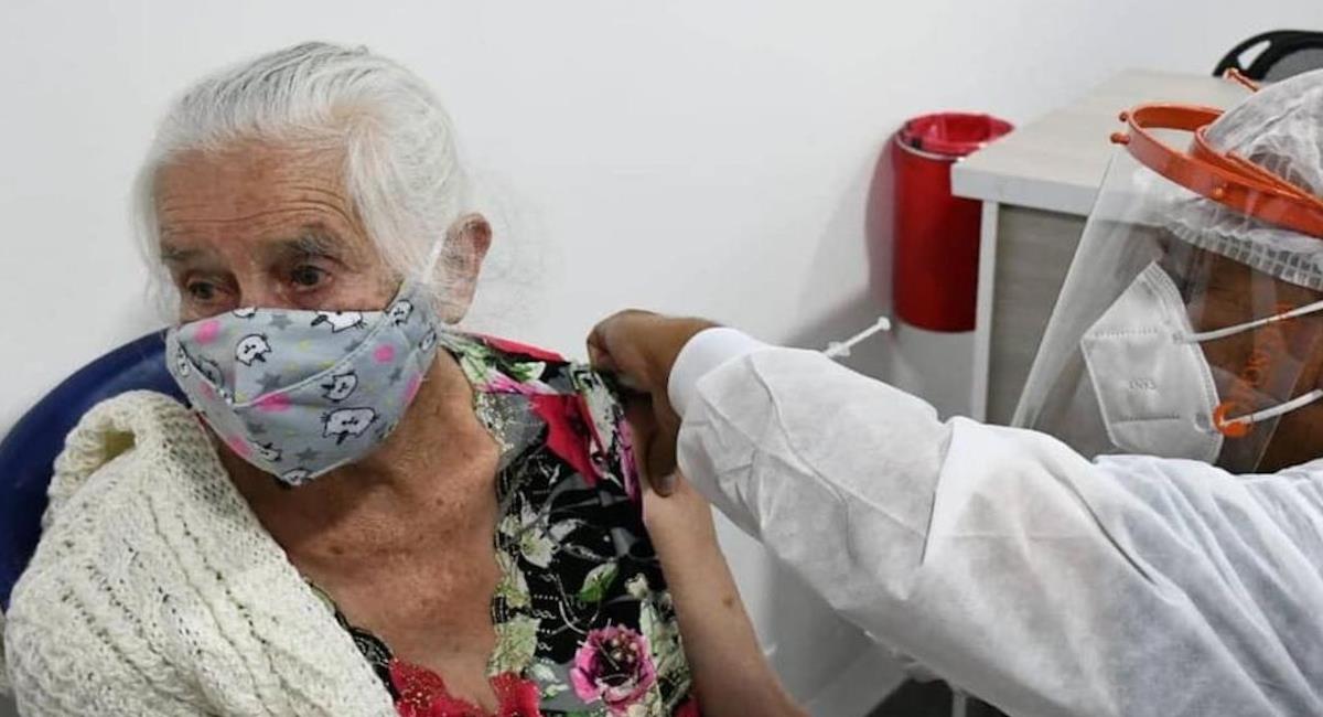 Adultos mayores son vacunados en la capital colombiana. Foto: Alcaldía de Bogotá