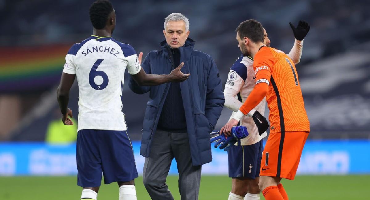 Jose Mourinho y Davinson Sánchez con Tottenham. Foto: Twitter @Spurs_ES
