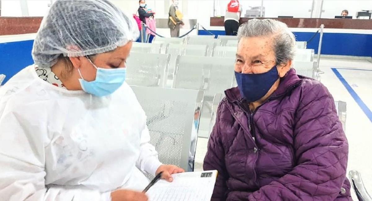 Bogotá avanza en la vacunación de adultos mayores y médicos de primer línea. Foto: Alcaldía de Bogotá