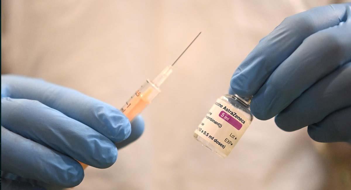 Un sanitario prepara una dosis de la vacuna de Astrazeneca en Londres. Foto: EFE