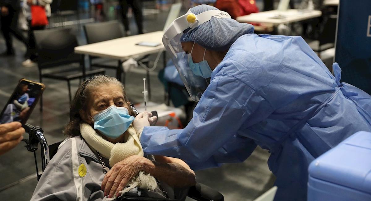 Vacunación de mayores de 80 años en Bogotá. Foto: EFE