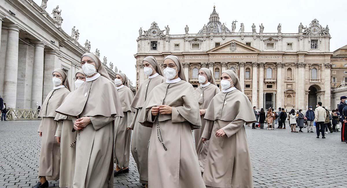 Un grupo de monjas durante el tradicional rezo del Ángelus del papa Francisco. Foto: EFE