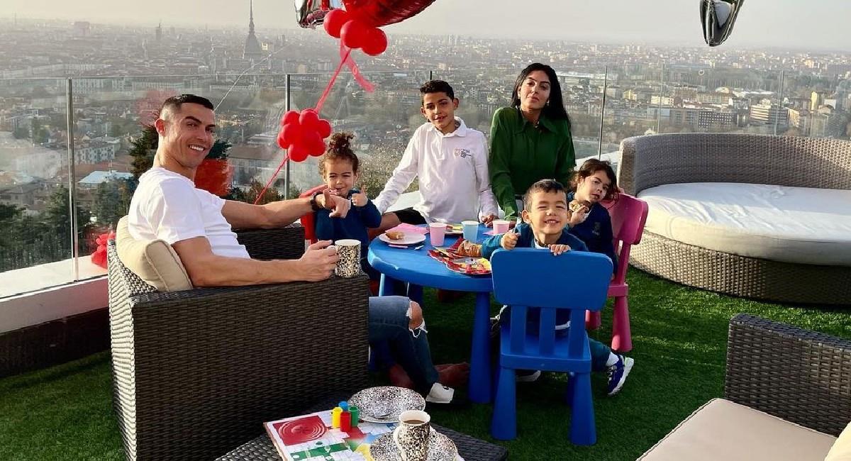 Cristiano Ronaldo junto a su familia. Foto: Instagram @georginagio