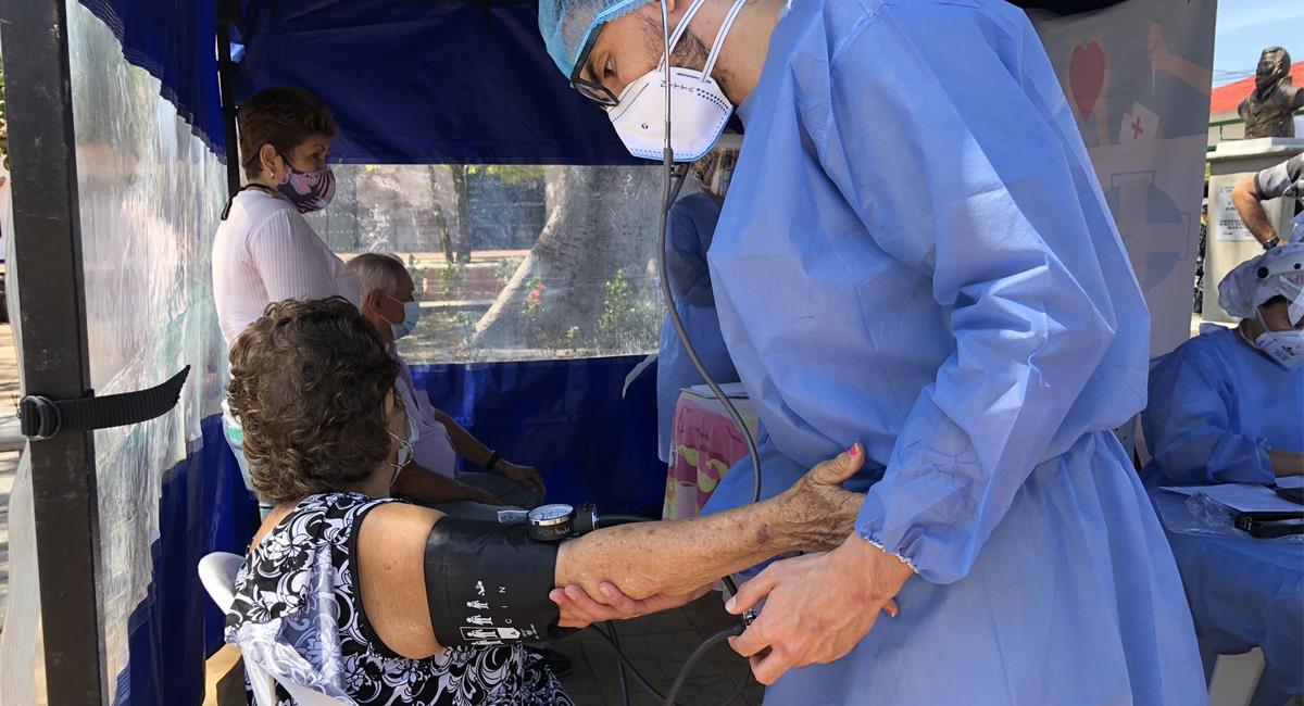 Luego de que le fue puesta una segunda vacuna contra la COVID-19  en menos de un minuto, una mujer de 92 presentó baja en su presión en Neiva. Foto: Twitter @AlcaldiadeHonda