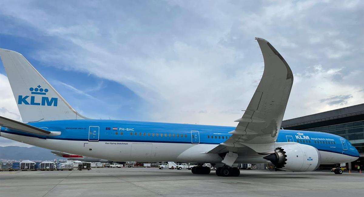 En un avión de KLM y proveniente de Ámsterdam llegaron al Aeropuerto El Dorado más de un millón de vacunas contra la COVID-19. Foto: Twitter @Vicmuro
