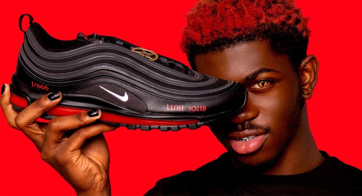 Los creadores de estas particulares 'zapatos' se podrían enfrentar a una demanda legal de Nike. Foto: Twitter @Saint