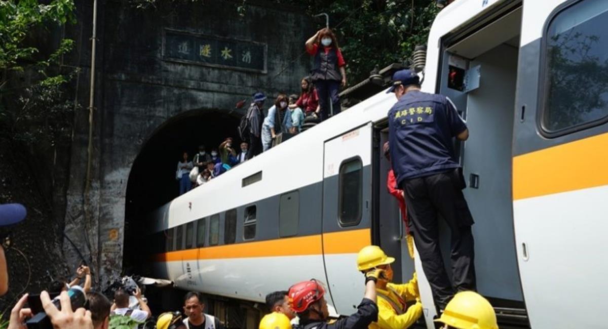 Autoridades y rescatistas ayudan a las personas que resultaron ilesas en el accidente de un tren en Taiwán a abandonar el lugar del siniestro. Foto: Twitter @Taiwán_Sica