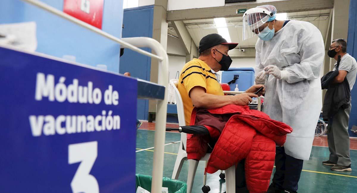 Aún con esta medida, la vacunación sigue en marcha en Colombia. Foto: EFE