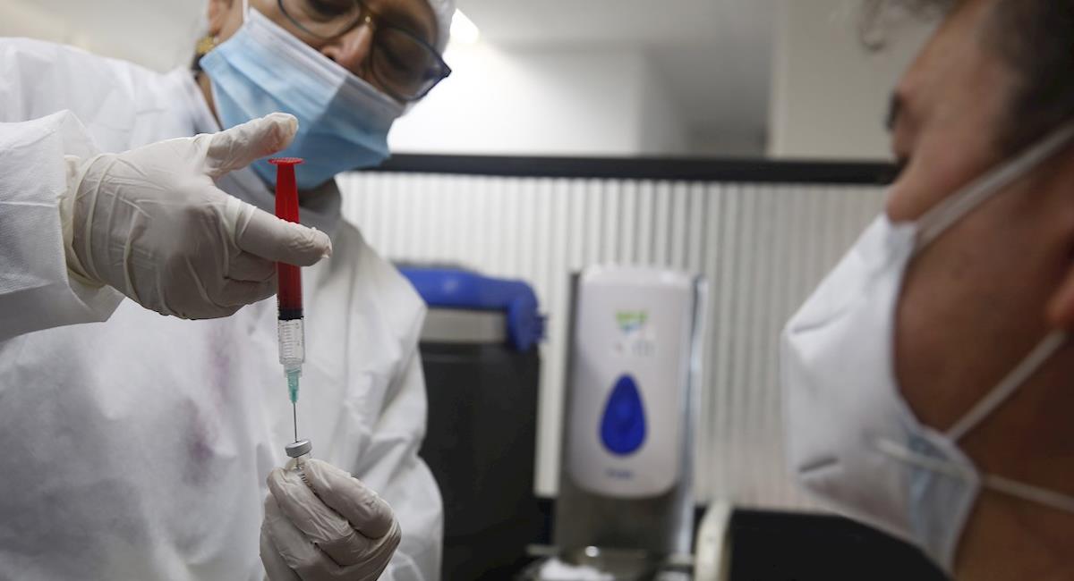 Descubren casos de muertos vacunados en Colombia. Foto: EFE