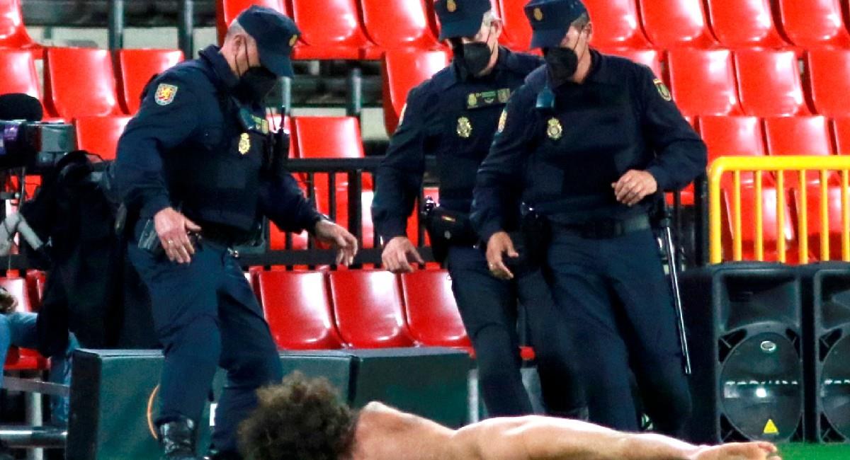 El hincha sin ropa fue detenido por las autoridades del estadio. Foto: EFE