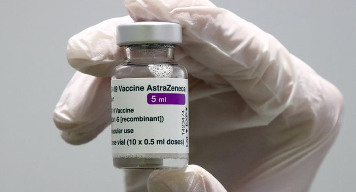 Reino Unido ofrecerá a menores de 30 años la opción de aplicarse una vacuna diferente a la de Astra Zeneca. Foto: Twitter @DavidPerezReyna