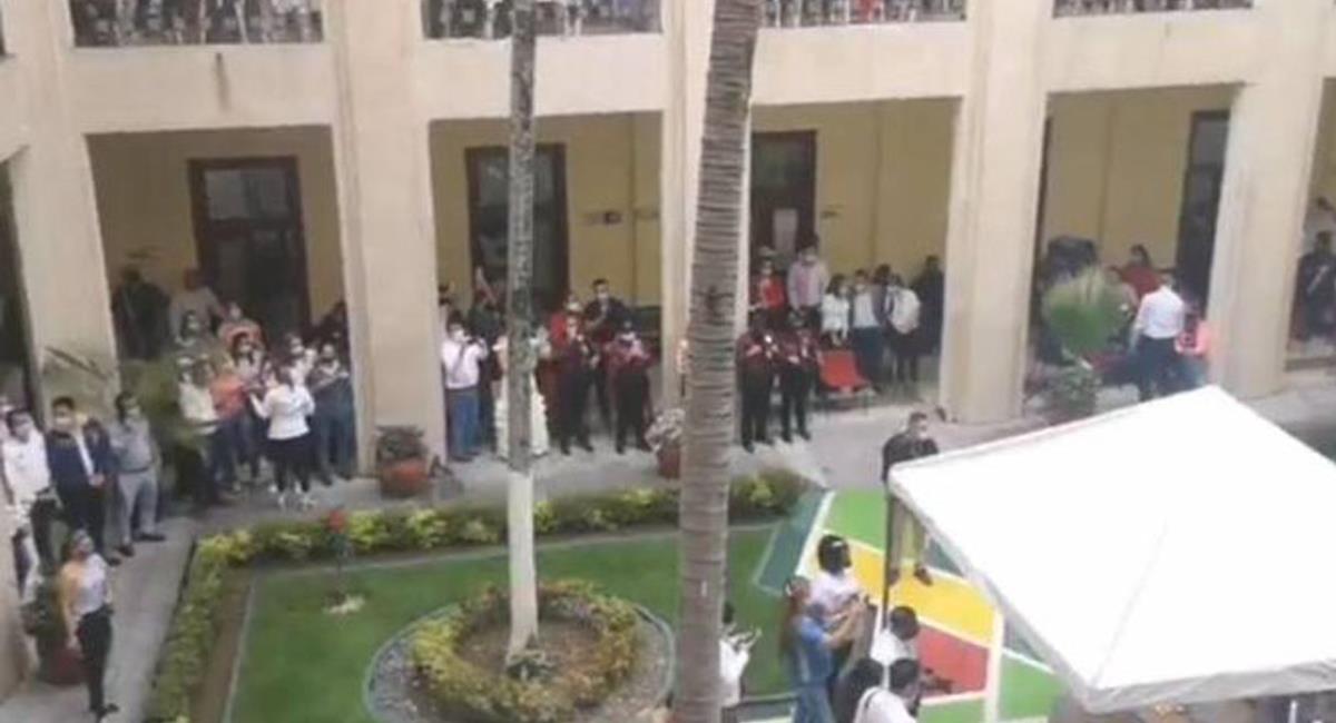 En un video se aprecia aglomeración de personas en la Gobernación de Santander con ocasión de celebración del cumpleaños del gobernador. Foto: Twitter qhubobga