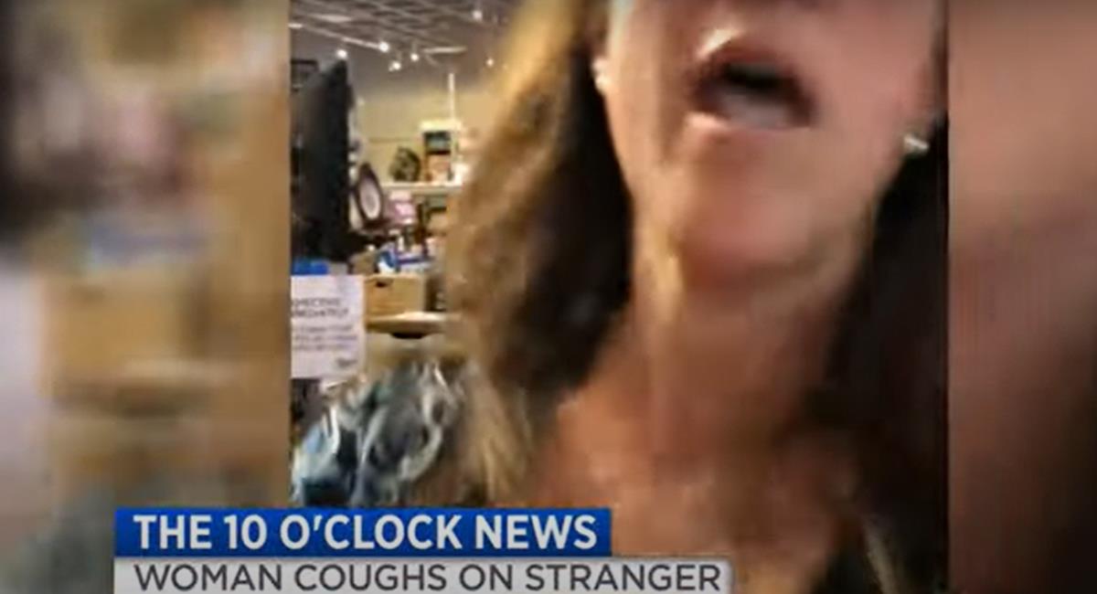 Una mujer decidió toser sobre otra al molestarse por ser grabada en un centro comercial en los Estados Unidos. Foto: Captura de video