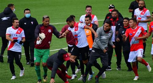 Video: golpes van y vienen en partido de la Liga de Bolivia