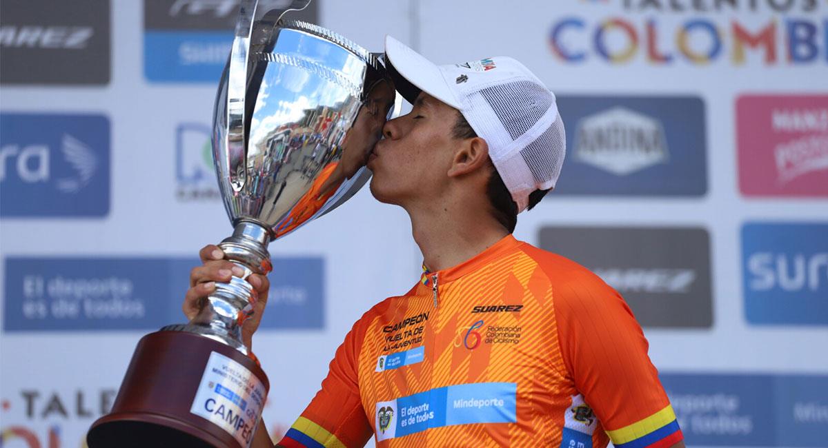 Jesús David Peña se impuso en la Vuelta de la Juventud 2021. Foto: Twitter @fedeciclismocol