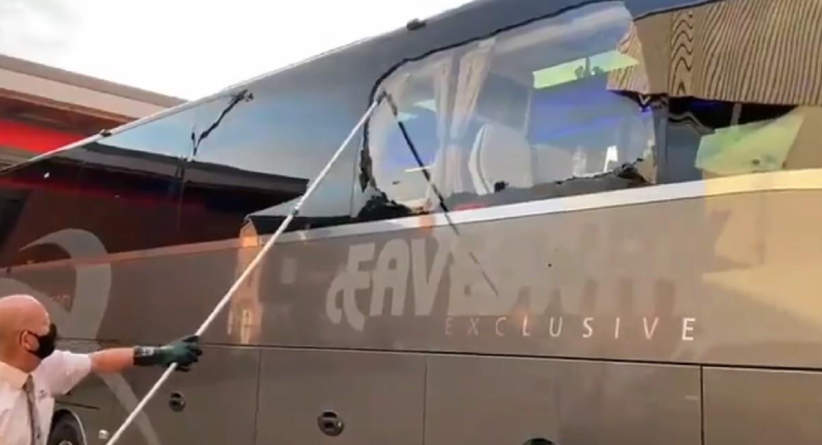 Así quedó el vidrio del bus de Real Madrid. Foto: Twitter