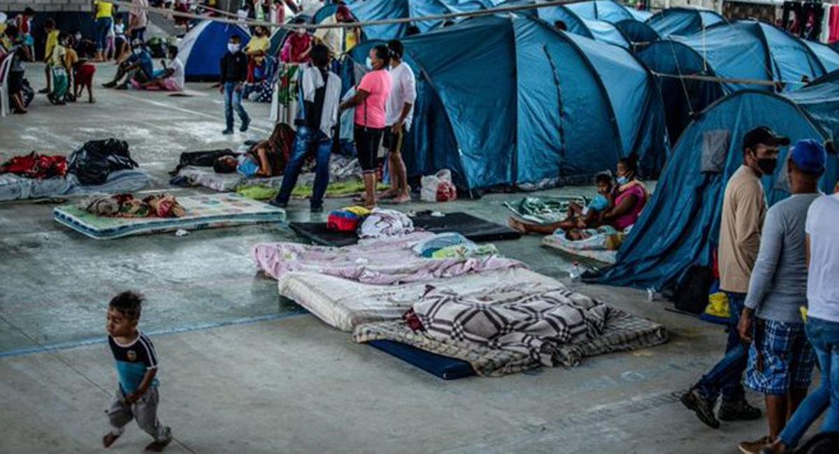 Desplazados venezolanos en Arauquita han tenido que ser instalados en carpas en el coliseo municipal. Foto: Twitter @RRamirezVE