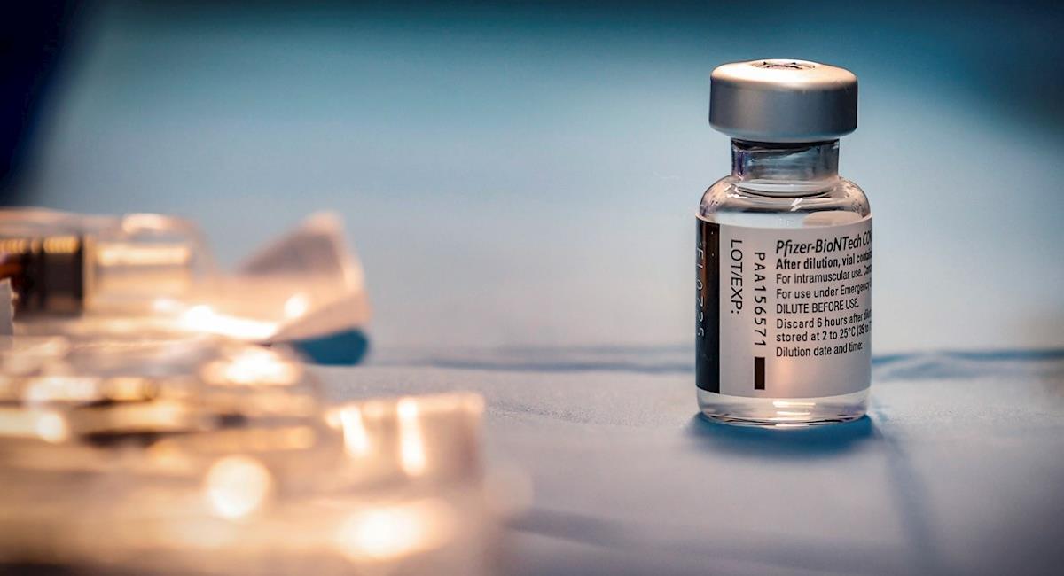 Personas inmunizadas con la vacuna de Pfizer podrían necesitar una tercera dosis. Foto: EFE