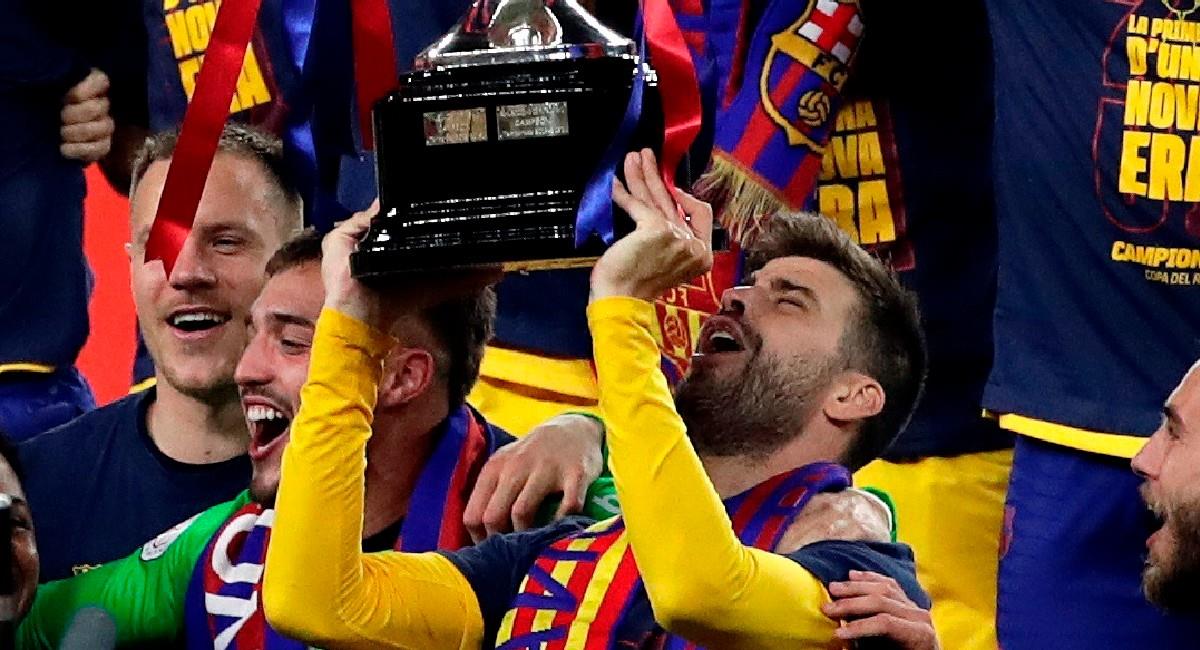 Gerard Piqué alzando la Copa del Rey con Barcelona. Foto: EFE