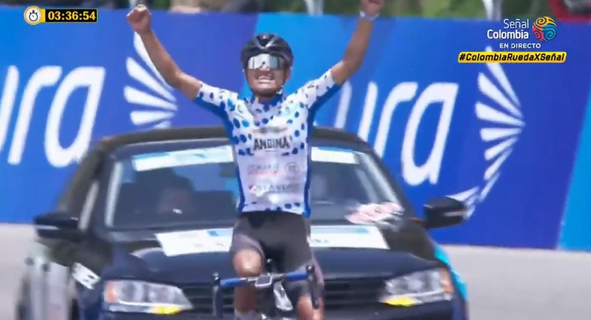 Yesid Pira celebra su triunfo en Vuelta a Colombia. Foto: Twitter @SenalDeportes