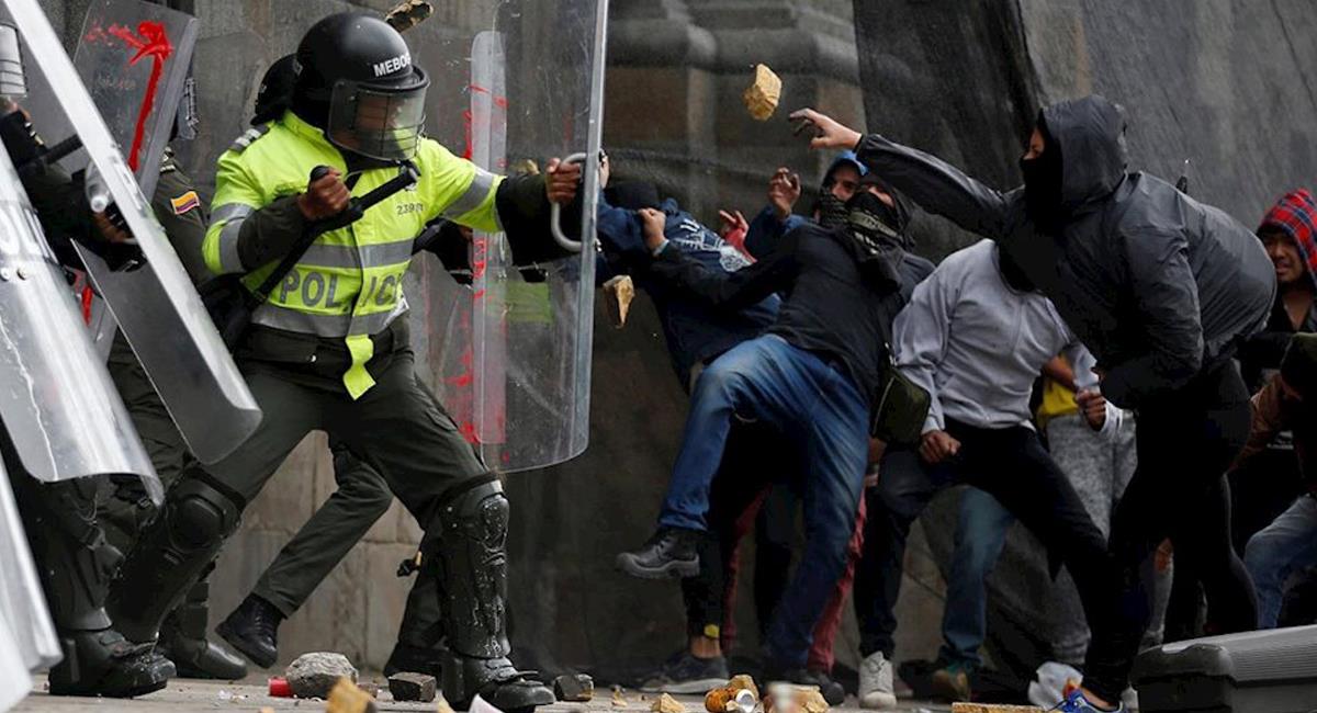 Policías y manifestantes se enfrentaron nuevamente en la carrera décima con calle 9 en pleno centro de Bogotá. Foto: Twitter @Emy_bs_