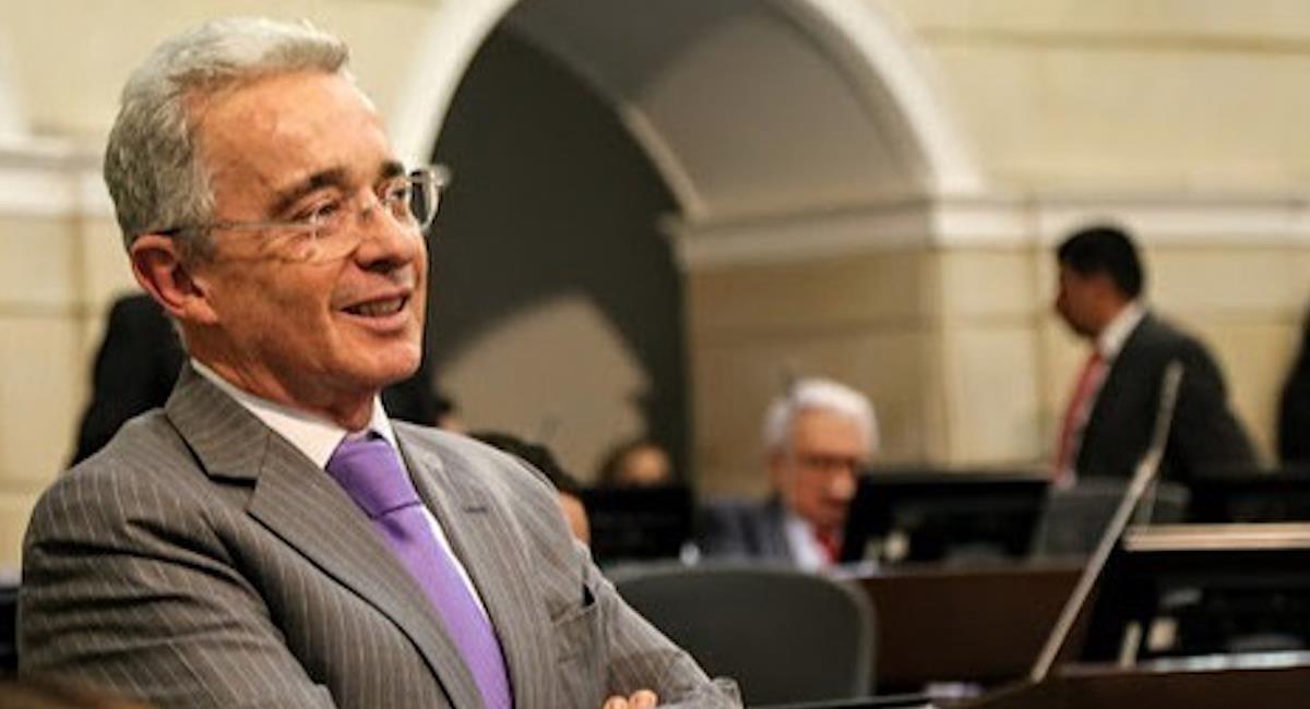 Uribe dice que el gobierno debe armar a la fuerza pública si se requiere. Foto: Facebook Álvaro Uribe Vélez