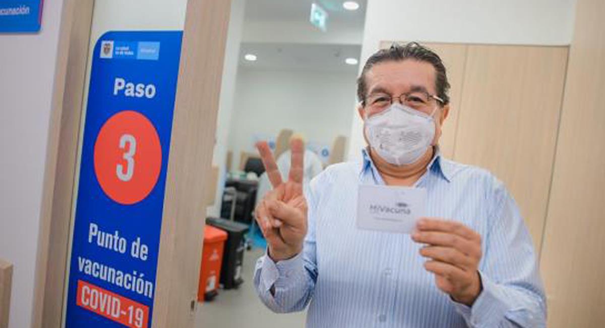 El ministro de Salud y Protección Social, Fernando Ruiz Gómez, recibió la vacuna contra la COVID-19 como parte de la población correspondiente a la etapa 2. Foto: Twitter @kienyke