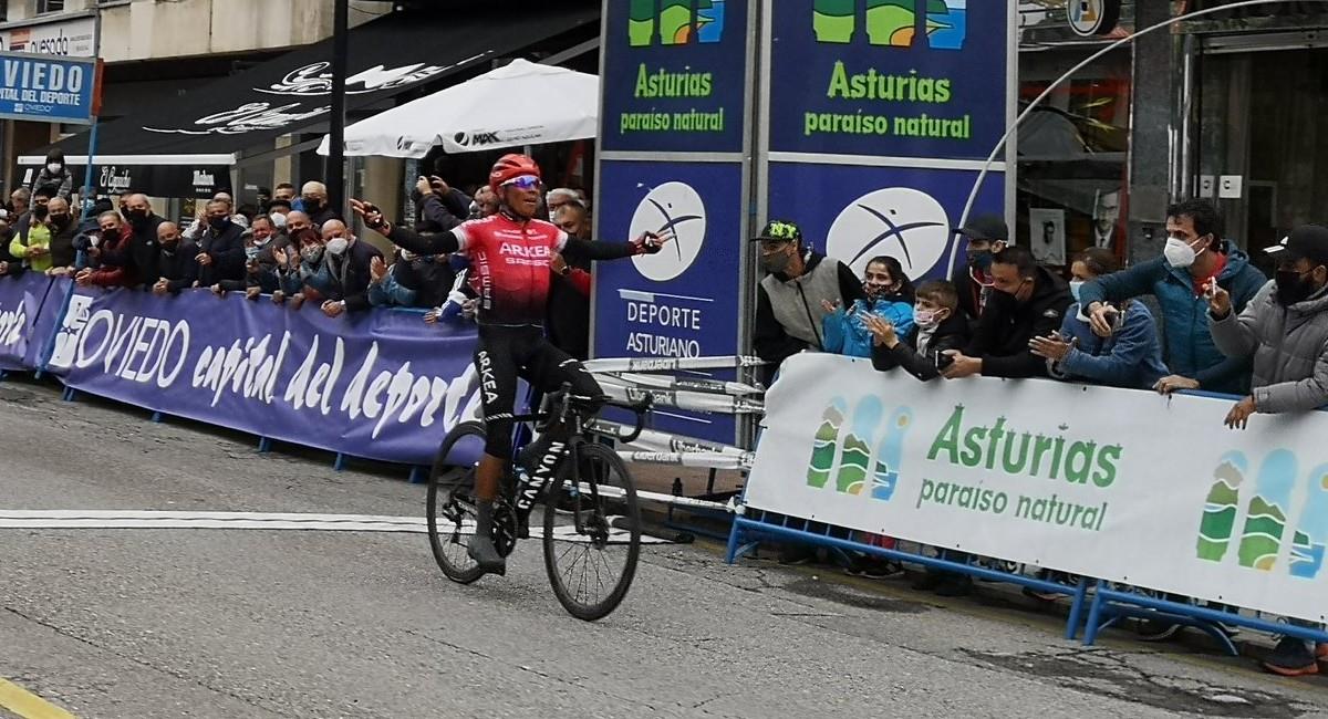 Nairo Quintana en su llegada a meta en la primera etapa de la Vuelta a Asturias. Foto: Twitter @vueltasturias