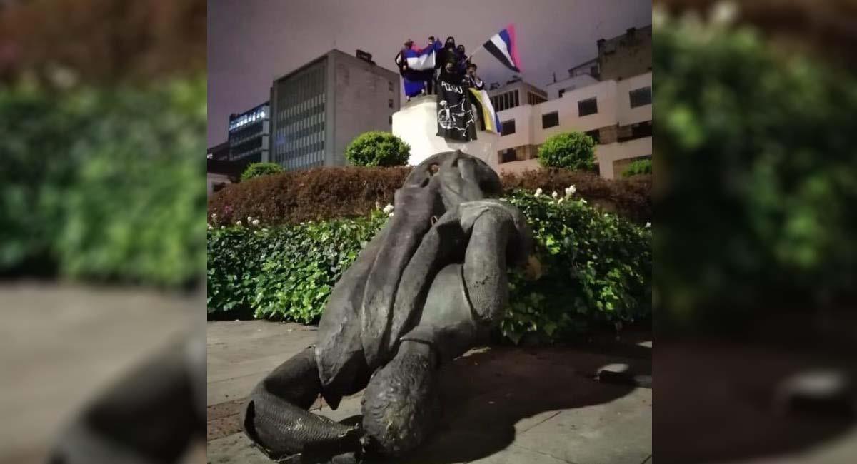 Estatua de Gonzalo Jiménez de Quesada, derrumbada en Bogotá. Foto: Twitter / @indignadocol1