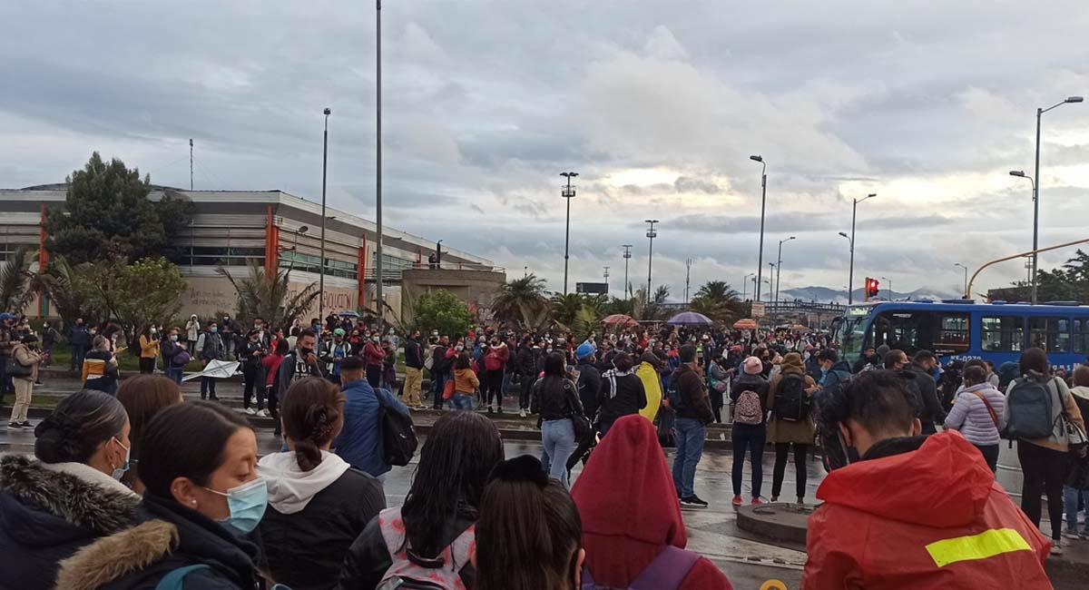 Manifestaciones a las afueras del Portal Américas, al suroccidente de Bogotá. Foto: Twitter / @_laubeltran