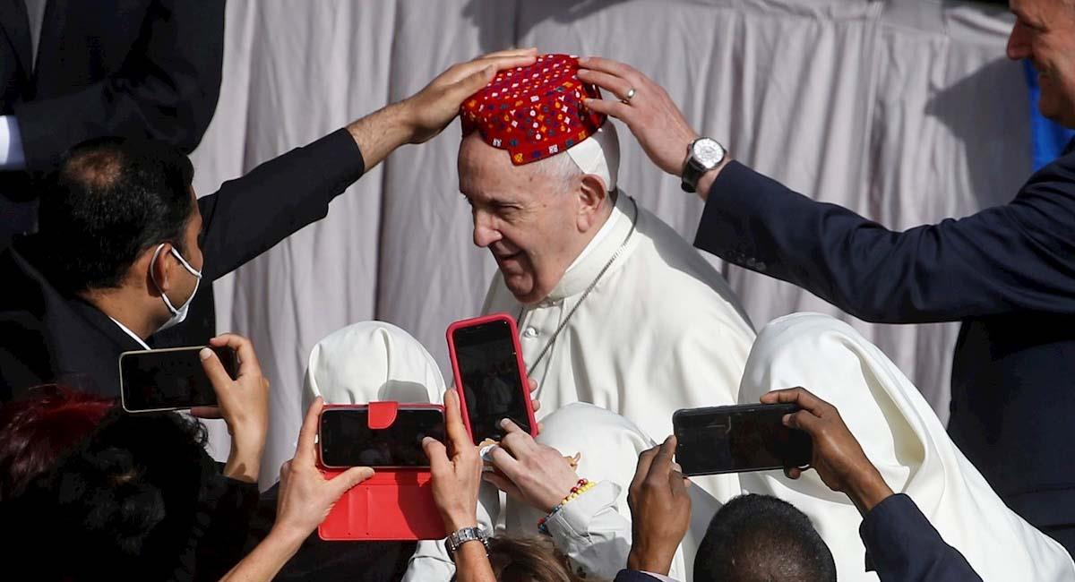 El papa Francisco recibe un sombrero durante la audiencia general celebrada con público. Foto: EFE