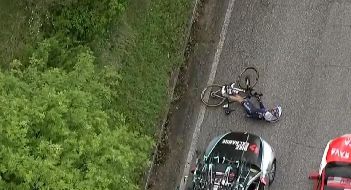 Momento del accidente de Pieter Serry en la etapa 6 del Giro de Italia. Foto: Twitter @NoticiasCaracol