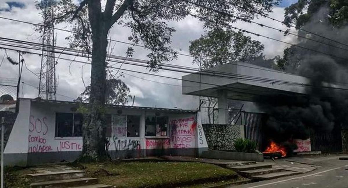 Las instalaciones de la URI de Popayán fueron incineradas luego de que se conociera que en su interior sucedió un presunto caso de abuso sexual contra una menor. Foto: Twitter @Richiperiodista