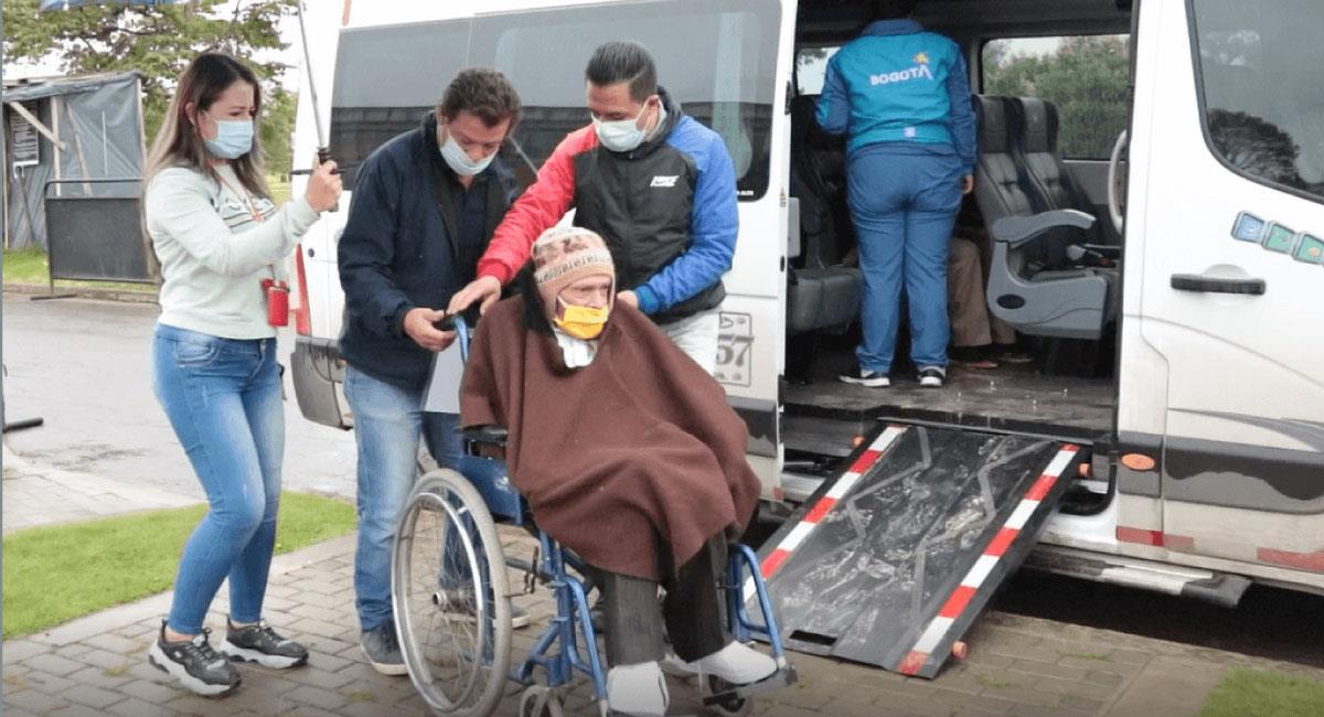 900 adultos mayores han sido trasladados de manera gratuita para vacunación. Foto: Twitter @Bogota