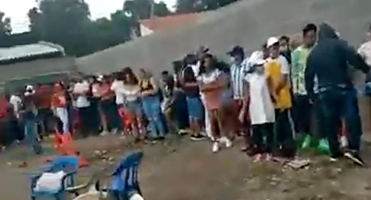 Momento en que autodefensas llegan a un "tomadero" en Montería. Foto: Twitter
