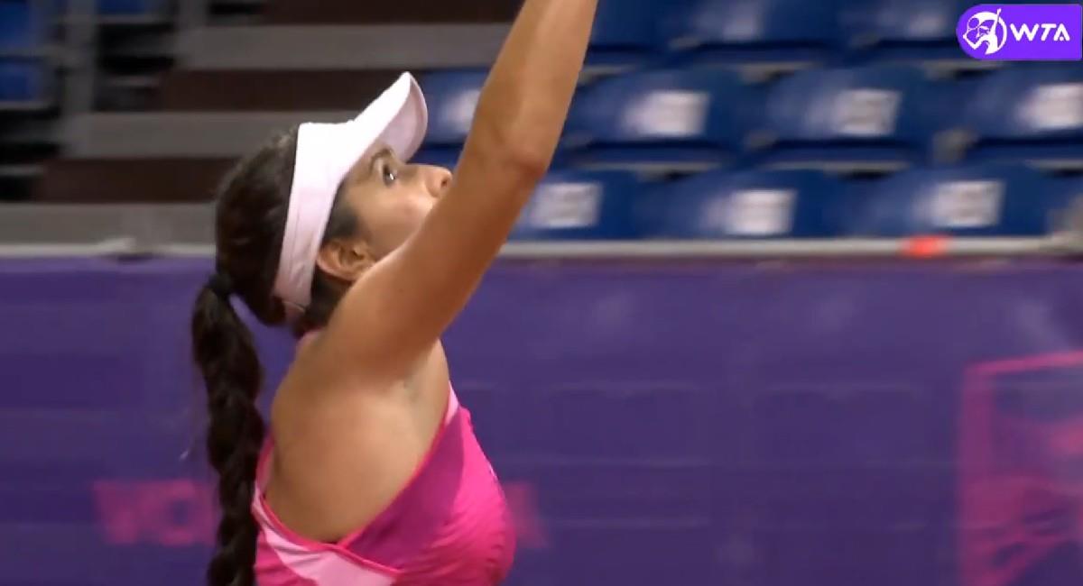 María Camila Osorio celebra su victoria ante la jugadora Shuai Zhang. Foto: Twitter @WTA_Espanol