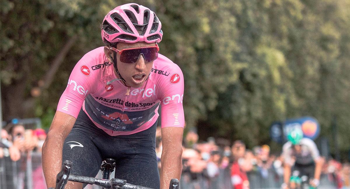 Egan Bernal sigue portando la 'maglia rosa' del Giro de Italia. Foto: EFE
