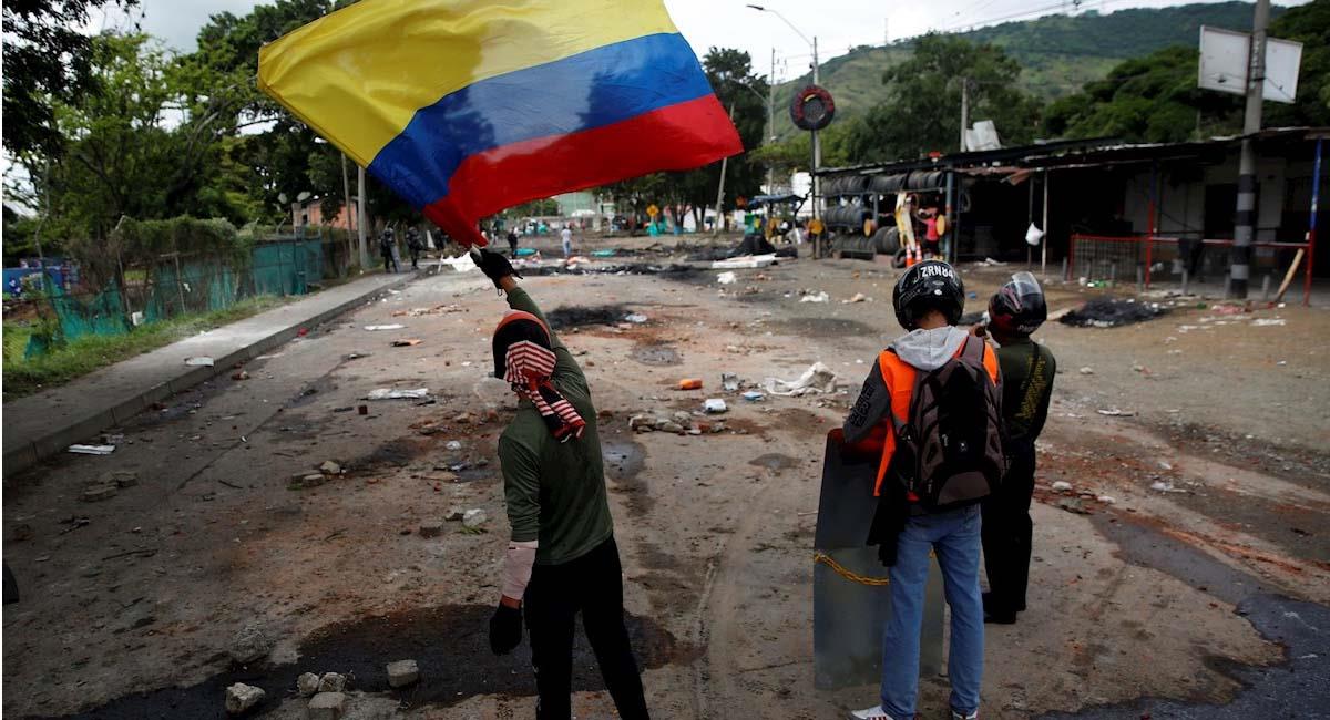 Un manifestante sostiene una bandera de Colombia en Yumbo, Valle del Cauca. Foto: EFE
