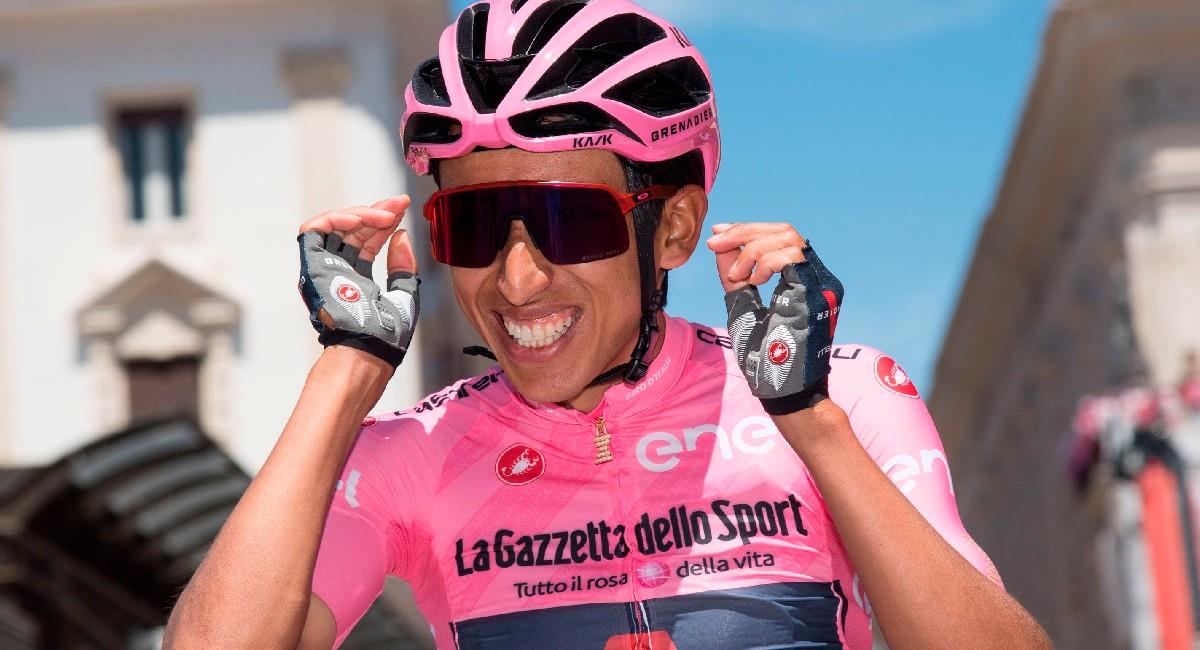 Egan Bernal sigue manteniendo la camiseta de líder del Giro de Italia. Foto: EFE
