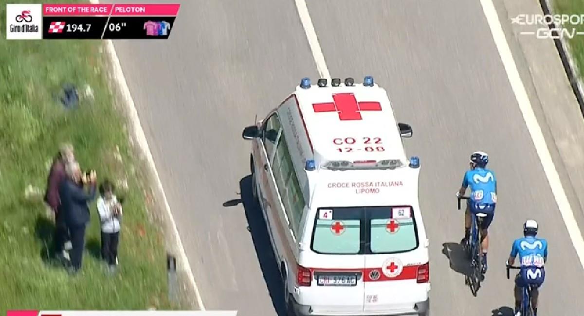 Marc Soler al lado de la ambulancia solicitando ayuda médica tras su caída. Foto: Twitter