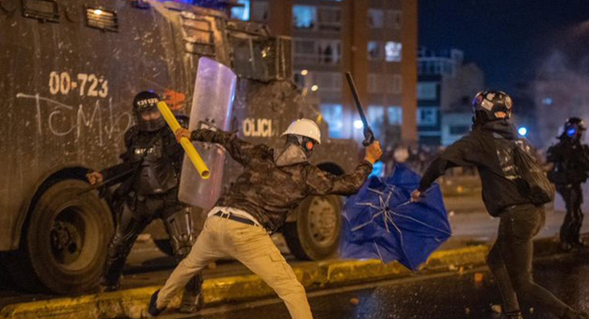 Enfrentamientos entre la Fuerza Pública y personas que vandalizaban el CADE se presentaron en la noche del viernes y la madrugada del sábado 22 de mayo en el Portal de Las Américas en Bogotá. Foto: Twitter @sibomanaxyz987